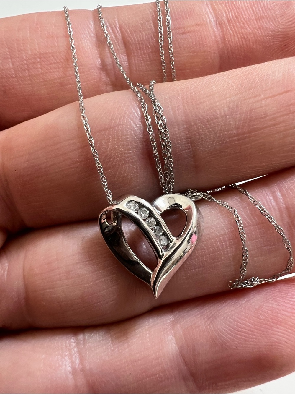 10K white gold Heart Pendant Necklace with Natural Diamonds